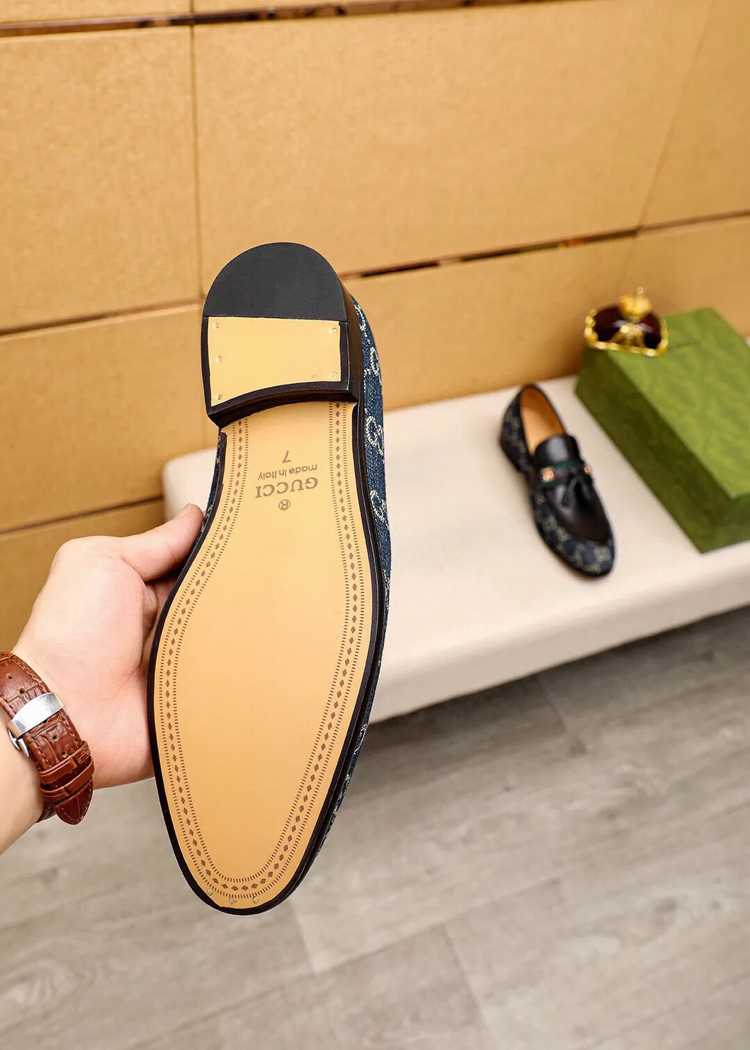 Men's shoes 💰520 💐 Product trademark: GUCCI "Gucci" casual leather shoes Regular size: 39-44 (38.45🉑️customized) Product materials: Selected imported first-layer calfskin upper + luxury hardware buckle, imported water-dyed cowhide leather lining. Strong three-dimensional visual effect, original combination outsole Color: 2⃣️colors available